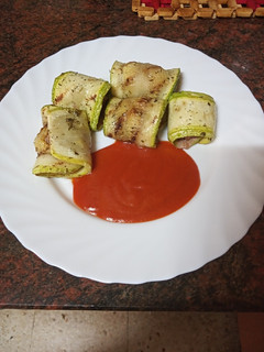 Una foto de Canelones de calabacín rellenos de albóndigas al horno