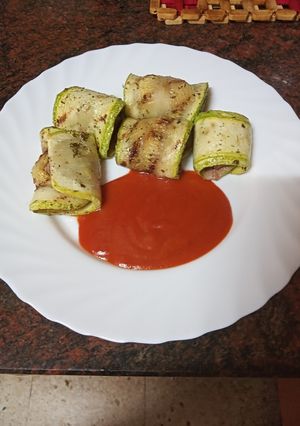 Foto principal de Canelones de calabacín rellenos de albóndigas al horno