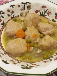 Una foto de Albóndigas de pollo, pavo y jamón a la jardinera