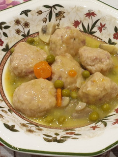 Una foto de Albóndigas de pollo, pavo y jamón a la jardinera