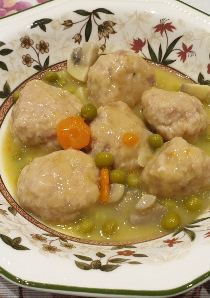Una foto de Albóndigas de pollo, pavo y jamón a la jardinera