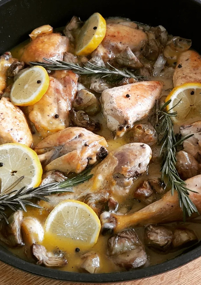 Una foto de Pollo y alcachofas al limón y romero