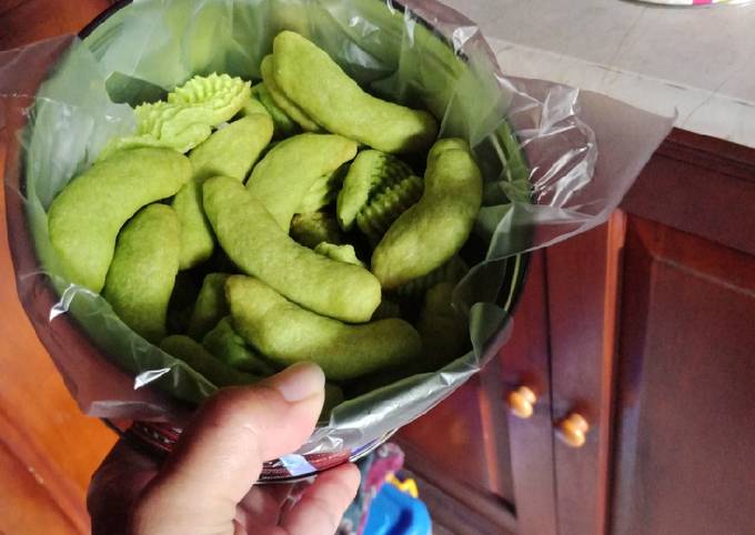 Kue semprit ulat daun kriting