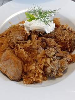 Savanyú apró káposzta, sült pecsenyehússal recept fotója