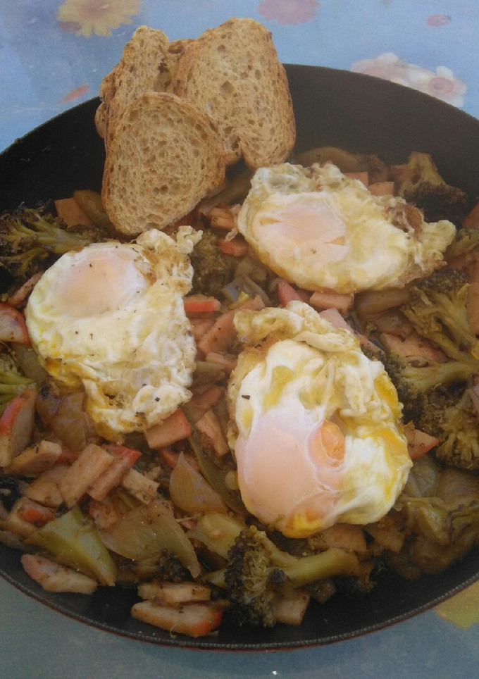 Una foto de Salteado verde con lomo y huevo frito