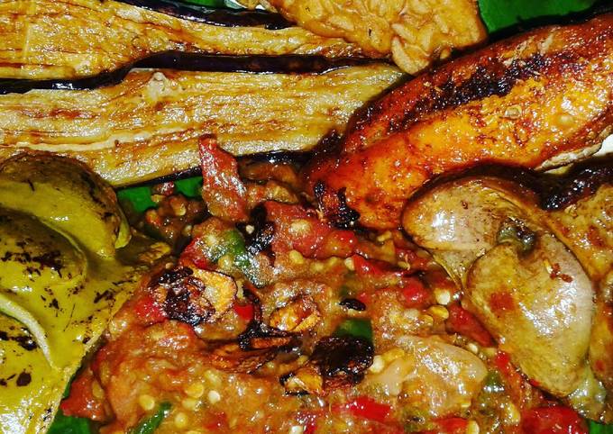 Yuk intip, Bagaimana cara buat Sambel terasi dg penyetan pedesss nagih 😥😥😊 dijamin sesuai selera