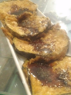 Una foto de Berenejenas fritas a la miel de caña