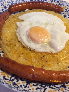 Una foto de Rösti de papas con Salchichas y Huevo frito