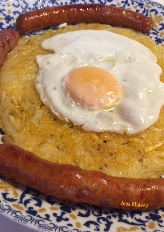 Una foto de Rösti de papas con Salchichas y Huevo frito