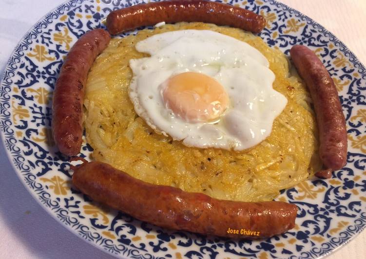 Rösti de papas con Salchichas y Huevo frito