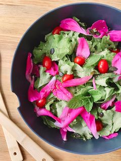 Hình của món 🌱 Salad Mùa Xuân Với Hoa Mẫu Đơn Peony.