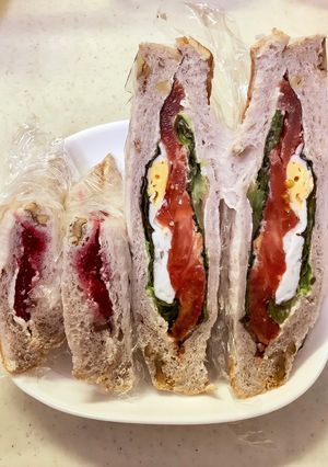A picture of Fried Egg and Tomato Sandwich.