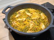 Una foto de arroz con pollo y azafrán