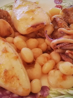 Una foto de Calamarçets i butifarra amb mongetes (chipirones y botifarra con judías)