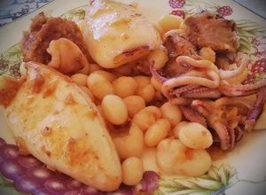 Una foto de Calamarçets i butifarra amb mongetes (chipirones y botifarra con judías)