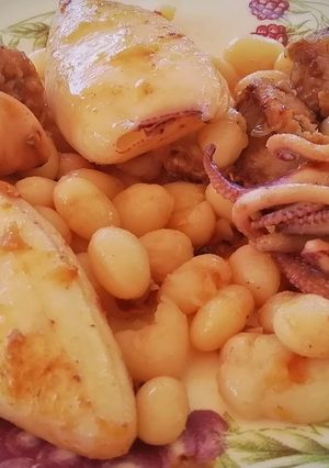 Una foto de Calamarçets i butifarra amb mongetes (chipirones y botifarra con judías)