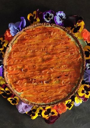 Foto di Galletta di segale e mandorle con carote le sue foglie e ricotta