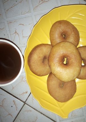 A picture of Doughnuts n tamarind drink.