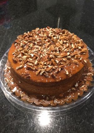 Una foto de Pastel 🎂 de vainilla con cajeta y nuez