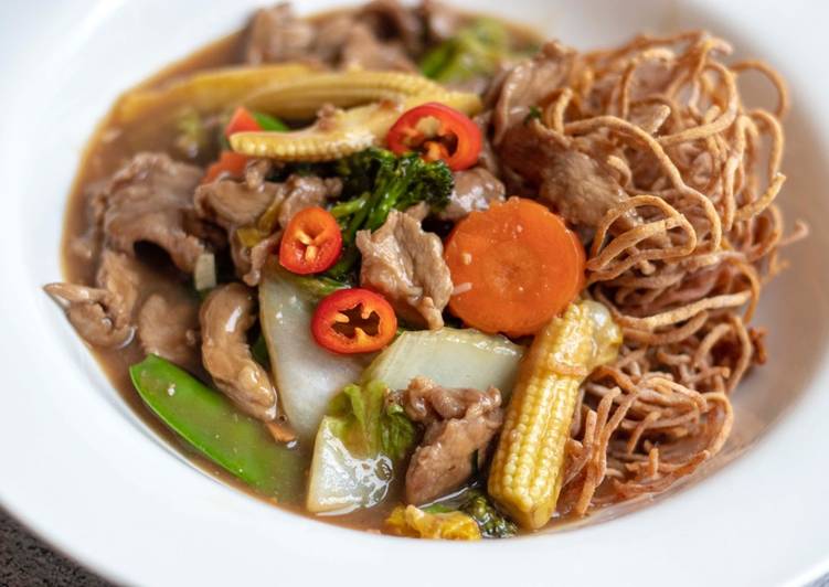 Crispy egg noodles with Chinese style pork gravy ราดหน้าหมู ?