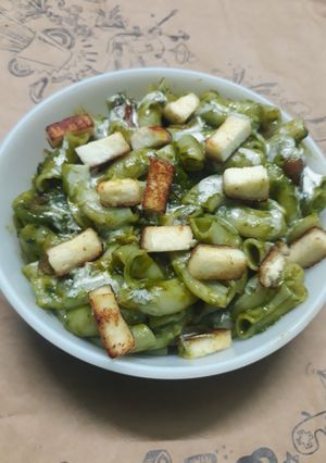 A picture of Pasta Palak Paneer.