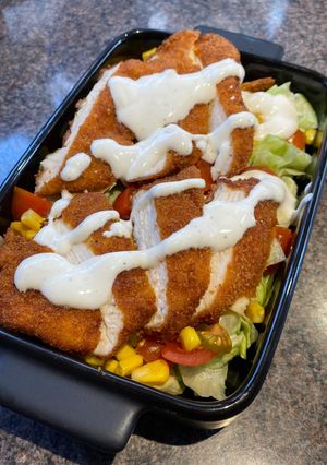 Fűszeres csirkemell salátával recept fotója