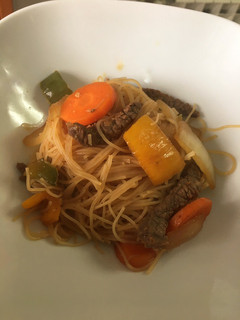 Una foto de Fideos chinos con ternera (Rice Noodles)