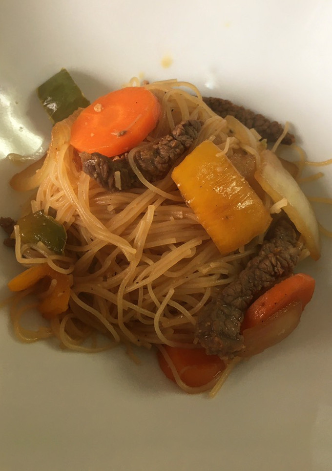 Una foto de Fideos chinos con ternera (Rice Noodles)