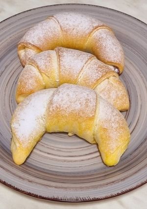 O poză a rețetei Cornulețe cu nutella și gem.