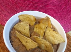 Una foto de Frijoles refritos con salsa macha