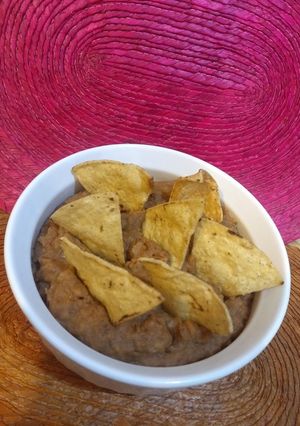 Una foto de Frijoles refritos con salsa macha