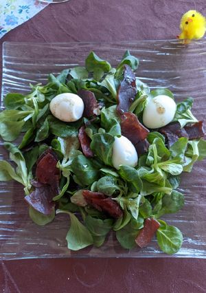 Une photo de Salade mâche œufs de caille et bresaola