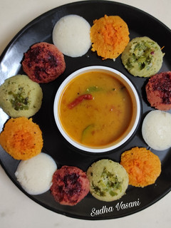 કલરફુલ રવા ઈડલી(Colorful Rava Idli Recipe In Gujarati) રેસીપી મુખ્ય ફોટો