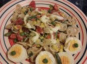 Una foto de ensalada espinacas con pasta