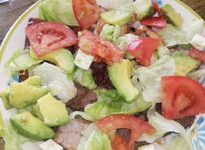 Una foto de Mix de carnes y ensalada #1