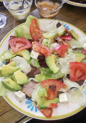 Una foto de Mix de carnes y ensalada #1
