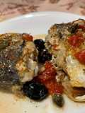 Pesce Serra al Forno con Pomodorini Freschi, Olive Nere e Capperi
