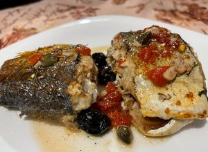 Foto di Pesce Serra al Forno con Pomodorini Freschi, Olive Nere e Capperi