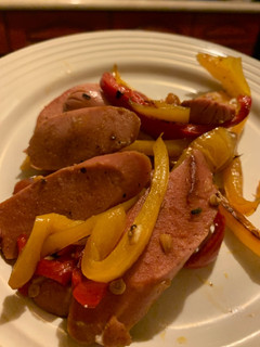 Una foto de Salchichas con pimientosDesayuno KETO fácil