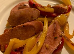 Una foto de Salchichas con pimientosDesayuno KETO fácil