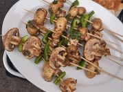 Una foto de brochetas al horno