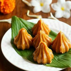A picture of Khoya modak.