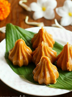 A picture of Khoya modak.