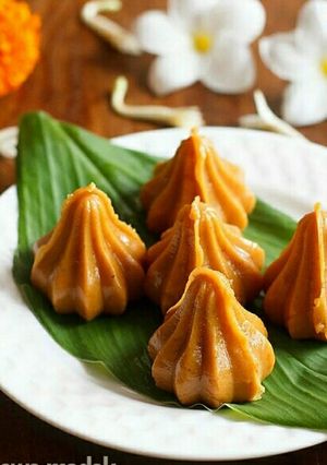 A picture of Khoya modak.