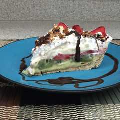 Una foto de Pie relleno de fresas y kiwi