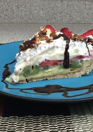 Una foto de Pie relleno de fresas y kiwi