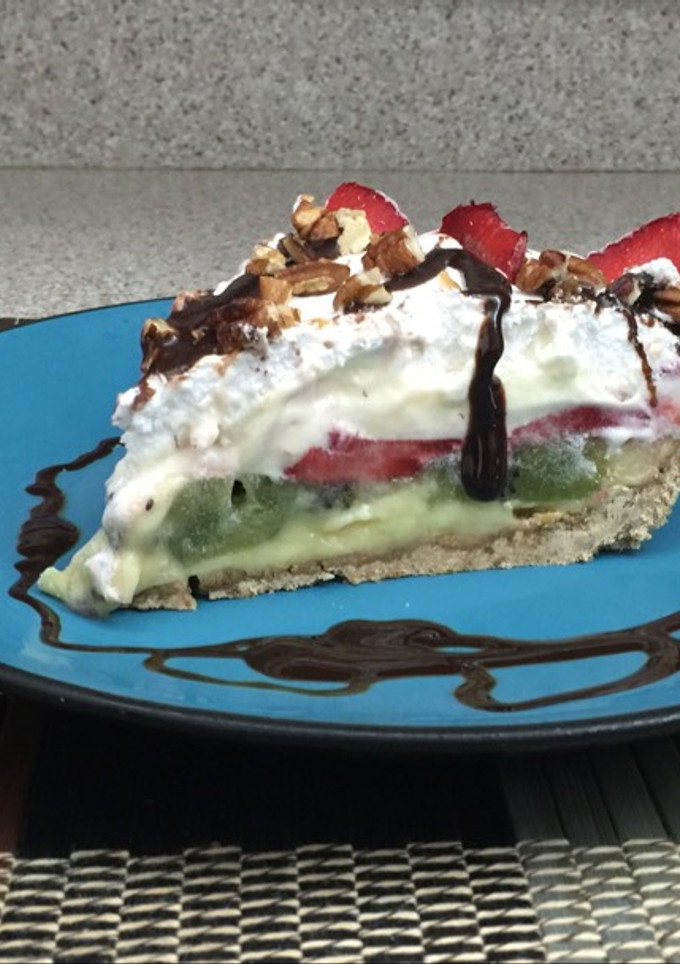 Una foto de Pie relleno de fresas y kiwi