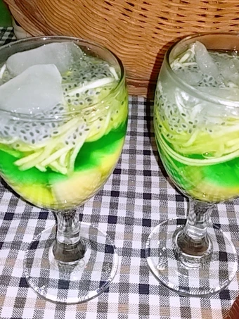 Langkah Gampang Menyiapkan Resep Es melon 🍈 selasih yang Lezat Sekali Anti Ribet, Uenak Banget