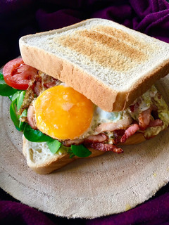 Una foto de Sándwich rico de huevo frito y bacon 🍳 🥓