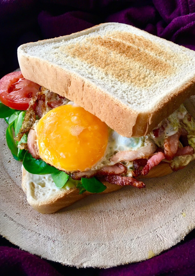 Una foto de Sándwich rico de huevo frito y bacon 🍳 🥓